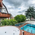 Mit Terrasse