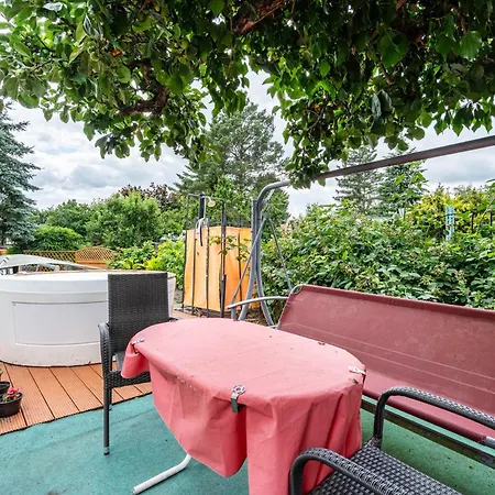 Mit Terrasse *